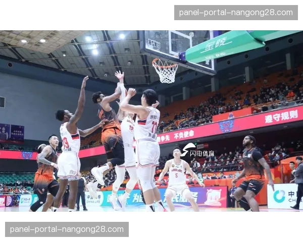 【2026年4月CBA联赛保级区·赛中·特写特写：争议判罚后，山东高速教练组与技术台交涉